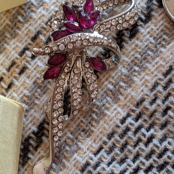 Pin Set - Picture 5 of 5